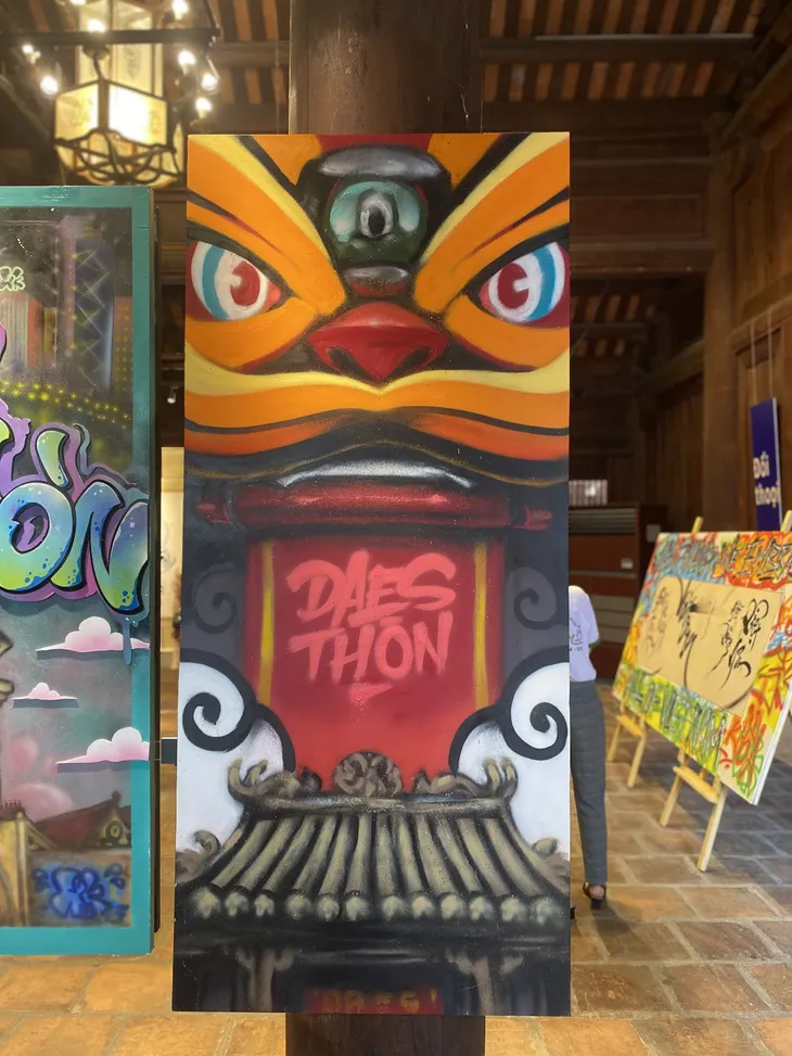 Thư pháp với Graffiti: Cuộc đối thoại nghệ thuật pha chất truyền thống lẫn hiện đại - Ảnh 3. Thư pháp với Graffiti: Cuộc đối thoại nghệ thuật pha chất truyền thống lẫn hiện đại - Ảnh 3.