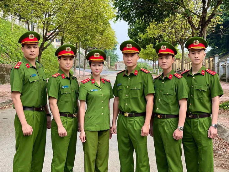 Loạt ảnh nữ Thiếu úy xinh đẹp nổi bật giữa dàn soái ca Đấu trí - Ảnh 4. Loạt ảnh nữ Thiếu úy xinh đẹp nổi bật giữa dàn soái ca Đấu trí - Ảnh 4.