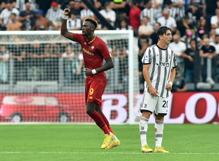 HLV Mourinho cảm thấy xấu hổ vì các cầu thủ AS Roma - Ảnh 1. HLV Mourinho cảm thấy xấu hổ vì các cầu thủ AS Roma - Ảnh 1.