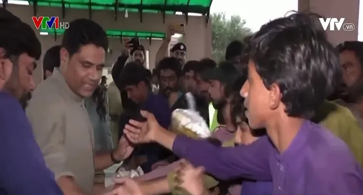 Gần 1.000 người thiệt mạng do lũ lụt, Thủ tướng Pakistan kêu gọi hỗ trợ các nạn nhân - Ảnh 1. Gần 1.000 người thiệt mạng do lũ lụt, Thủ tướng Pakistan kêu gọi hỗ trợ các nạn nhân - Ảnh 1.