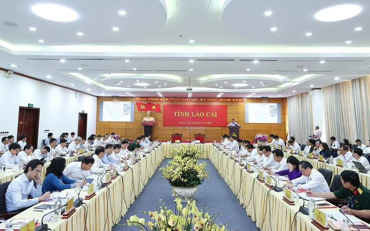 Thủ tướng: Lào Cai phải phát triển nhanh, bền vững, giữ vững quốc phòng, an ninh - Ảnh 3. Thủ tướng: Lào Cai phải phát triển nhanh, bền vững, giữ vững quốc phòng, an ninh - Ảnh 3.