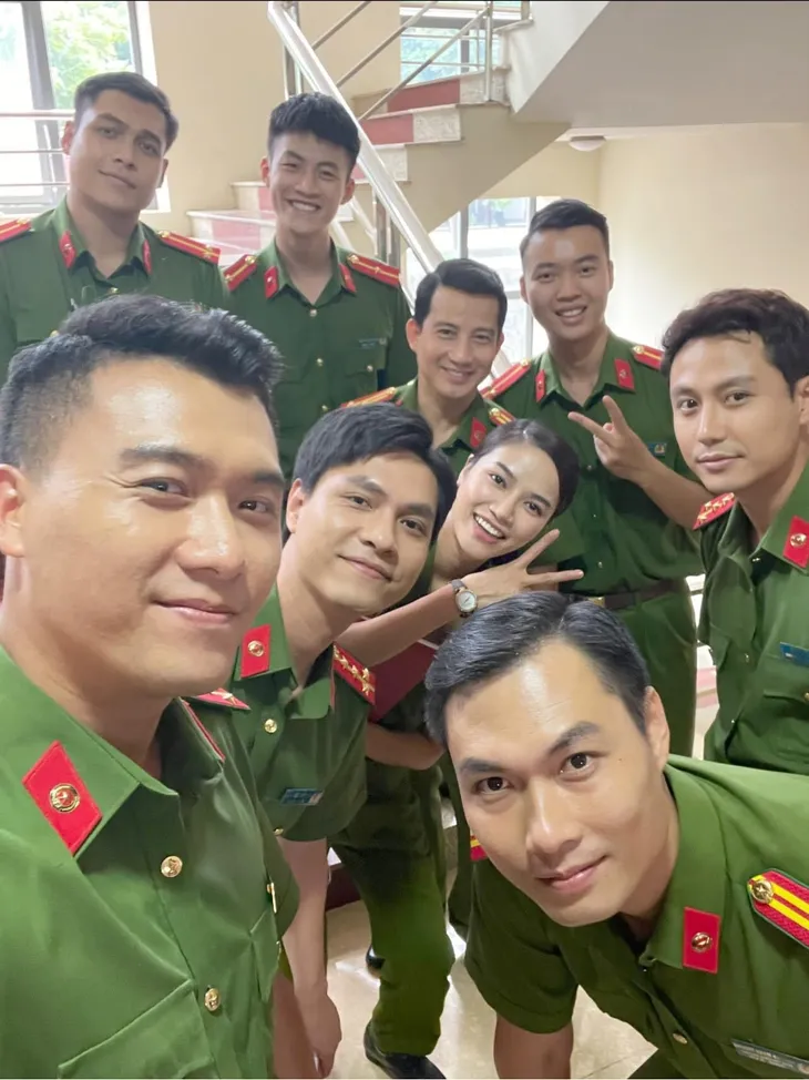 Loạt ảnh nữ Thiếu úy xinh đẹp nổi bật giữa dàn soái ca Đấu trí - Ảnh 1. Loạt ảnh nữ Thiếu úy xinh đẹp nổi bật giữa dàn soái ca Đấu trí - Ảnh 1.