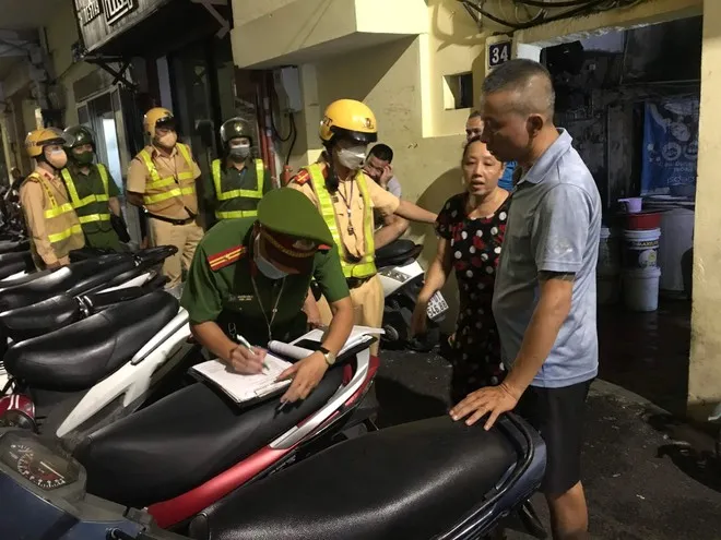 Bãi giữ xe trái phép quanh hồ Hoàn Kiếm: Phạt kịch khung để răn đe không tái phạm - Ảnh 1. Bãi giữ xe trái phép quanh hồ Hoàn Kiếm: Phạt kịch khung để răn đe không tái phạm - Ảnh 1.