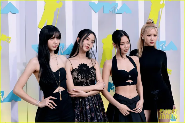 BLACKPINK cuốn hút tại MTV VMAs 2022 với màu đen huyền bí - Ảnh 1. BLACKPINK cuốn hút tại MTV VMAs 2022 với màu đen huyền bí - Ảnh 1.
