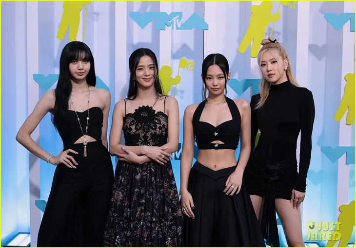 BLACKPINK cuốn hút tại MTV VMAs 2022 với màu đen huyền bí - Ảnh 8. BLACKPINK cuốn hút tại MTV VMAs 2022 với màu đen huyền bí - Ảnh 8.