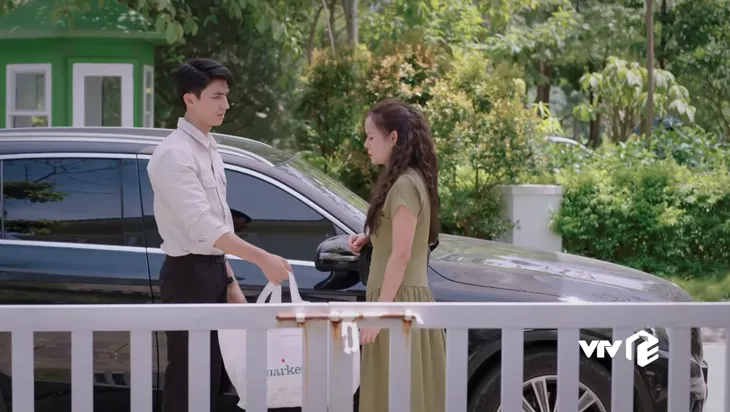 Ga-ra hạnh phúc - Tập 10: Bắt tại trận người yêu tình tứ bên chị đường, Sơn Ca sẽ xử đẹp cả đôi? - Ảnh 1. Ga-ra hạnh phúc - Tập 10: Bắt tại trận người yêu tình tứ bên chị đường, Sơn Ca sẽ xử đẹp cả đôi? - Ảnh 1.