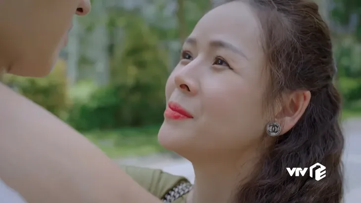Ga-ra hạnh phúc - Tập 10: Bắt tại trận người yêu tình tứ bên chị đường, Sơn Ca sẽ xử đẹp cả đôi? - Ảnh 6. Ga-ra hạnh phúc - Tập 10: Bắt tại trận người yêu tình tứ bên chị đường, Sơn Ca sẽ xử đẹp cả đôi? - Ảnh 6.