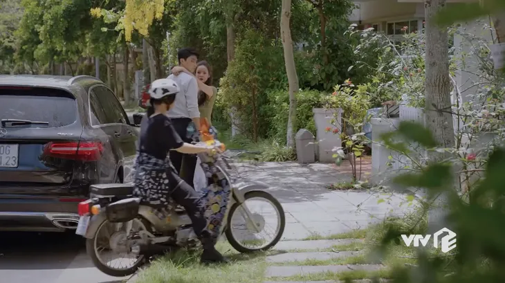 Ga-ra hạnh phúc - Tập 10: Bắt tại trận người yêu tình tứ bên chị đường, Sơn Ca sẽ xử đẹp cả đôi? - Ảnh 7. Ga-ra hạnh phúc - Tập 10: Bắt tại trận người yêu tình tứ bên chị đường, Sơn Ca sẽ xử đẹp cả đôi? - Ảnh 7.