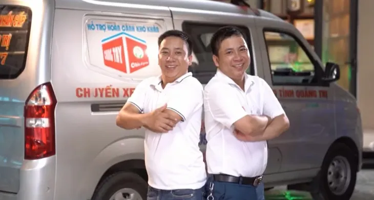 Hai anh em sinh đôi 13 năm chạy xe miễn phí giúp người hoạn nạn - Ảnh 1. Hai anh em sinh đôi 13 năm chạy xe miễn phí giúp người hoạn nạn - Ảnh 1.