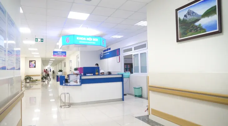 Nữ hộ sinh vẽ tranh làm đẹp cho khoa bệnh - Ảnh 1. Nữ hộ sinh vẽ tranh làm đẹp cho khoa bệnh - Ảnh 1.
