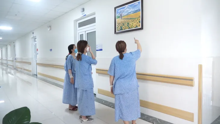 Nữ hộ sinh vẽ tranh làm đẹp cho khoa bệnh - Ảnh 4. Nữ hộ sinh vẽ tranh làm đẹp cho khoa bệnh - Ảnh 4.