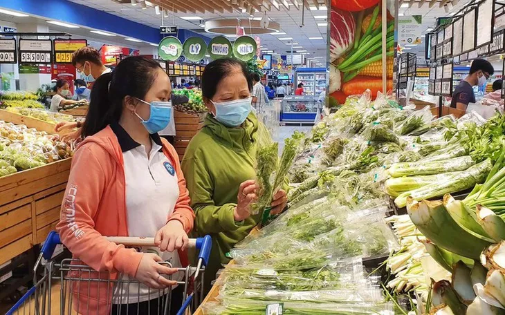 Vì sao xăng giảm mạnh, giá hàng hóa chưa giảm tương ứng? - Ảnh 1. Vì sao xăng giảm mạnh, giá hàng hóa chưa giảm tương ứng? - Ảnh 1.