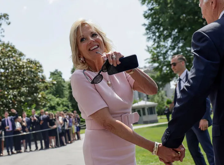 Đệ nhất phu nhân Mỹ Jill Biden xét nghiệm âm tính với COVID-19 sau tái nhiễm - Ảnh 1. Đệ nhất phu nhân Mỹ Jill Biden xét nghiệm âm tính với COVID-19 sau tái nhiễm - Ảnh 1.