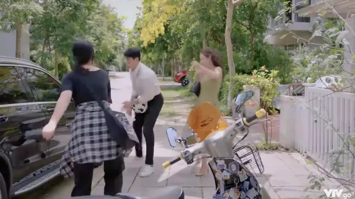 Ga-ra hạnh phúc - Tập 10: Sơn Ca (Quỳnh Kool) thấy kinh tởm vì đã yêu Quân (Bình An) - Ảnh 9. Ga-ra hạnh phúc - Tập 10: Sơn Ca (Quỳnh Kool) thấy kinh tởm vì đã yêu Quân (Bình An) - Ảnh 9.