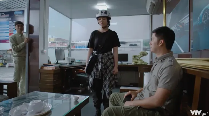 Phút thất thần của Trung trâu khi chạm mặt người yêu của crush - Ảnh 1. Phút thất thần của Trung trâu khi chạm mặt người yêu của crush - Ảnh 1.