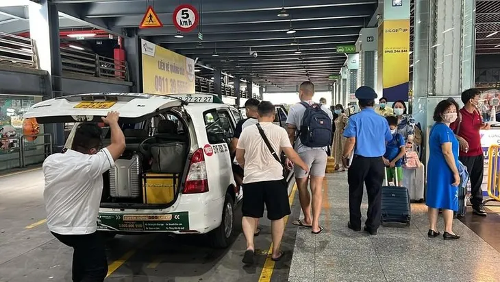 Sân bay Tân Sơn Nhất tổ chức lại giao thông, giảm ùn tắc - Ảnh 1. Sân bay Tân Sơn Nhất tổ chức lại giao thông, giảm ùn tắc - Ảnh 1.