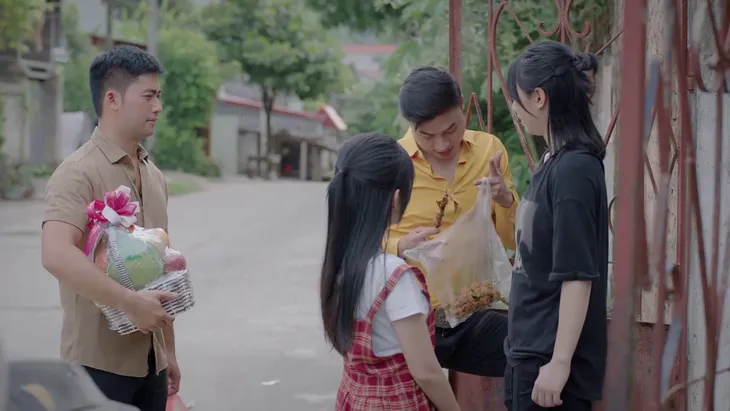 Ga-ra hạnh phúc - Tập 12: Ông Sơn Ca ra viện, Trung mua thịt xiên nướng đến thăm - Ảnh 3. Ga-ra hạnh phúc - Tập 12: Ông Sơn Ca ra viện, Trung mua thịt xiên nướng đến thăm - Ảnh 3.