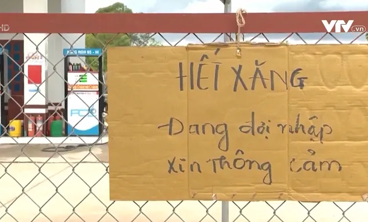 Nhiều cây xăng treo biển hết hàng - Ảnh 1. Nhiều cây xăng treo biển hết hàng - Ảnh 1.