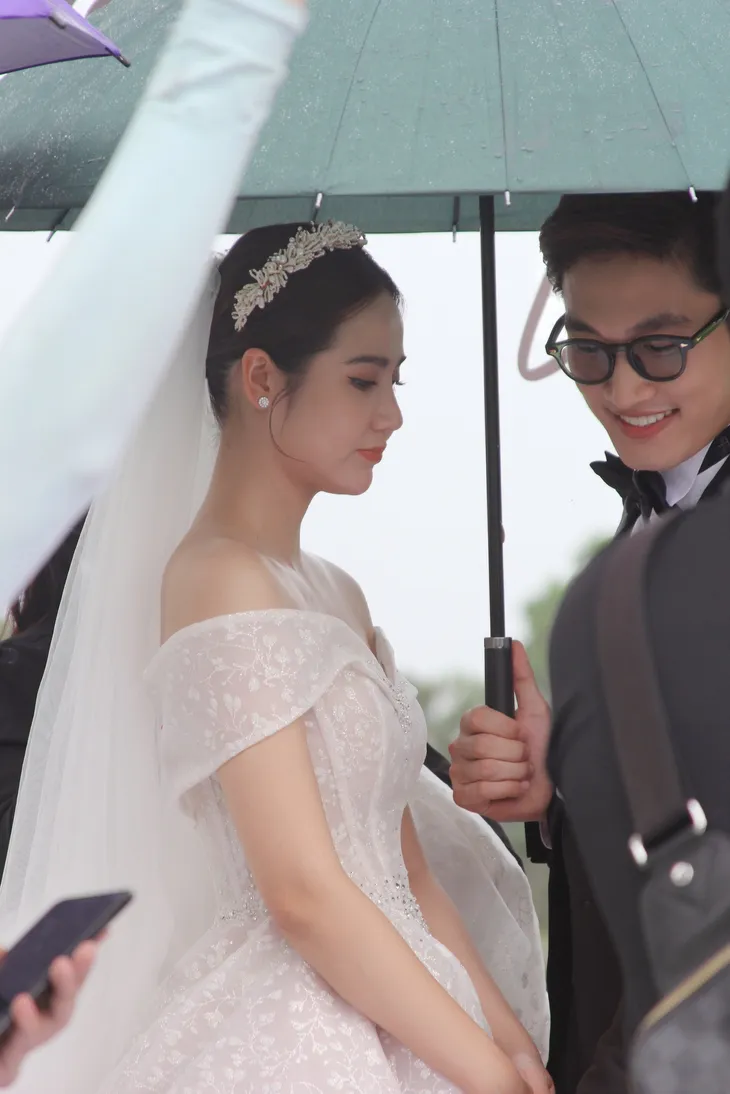Thương ngày nắng về: Loạt ảnh đám cưới Trang - Duy khiến fan mê đắm - Ảnh 6. Thương ngày nắng về: Loạt ảnh đám cưới Trang - Duy khiến fan mê đắm - Ảnh 6.