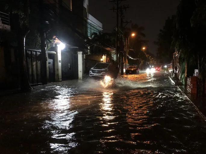 Nhiều tuyến đường ở TP Hồ Chí Minh ngập sâu sau cơn mưa kéo dài - Ảnh 3. Nhiều tuyến đường ở TP Hồ Chí Minh ngập sâu sau cơn mưa kéo dài - Ảnh 3.