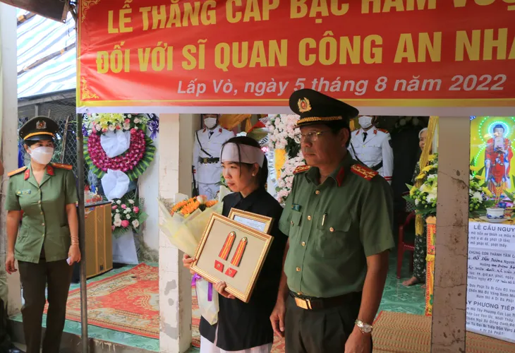 Thăng hàm Thiếu tá cho Đại úy công an hy sinh khi làm nhiệm vụ - Ảnh 1. Thăng hàm Thiếu tá cho Đại úy công an hy sinh khi làm nhiệm vụ - Ảnh 1.