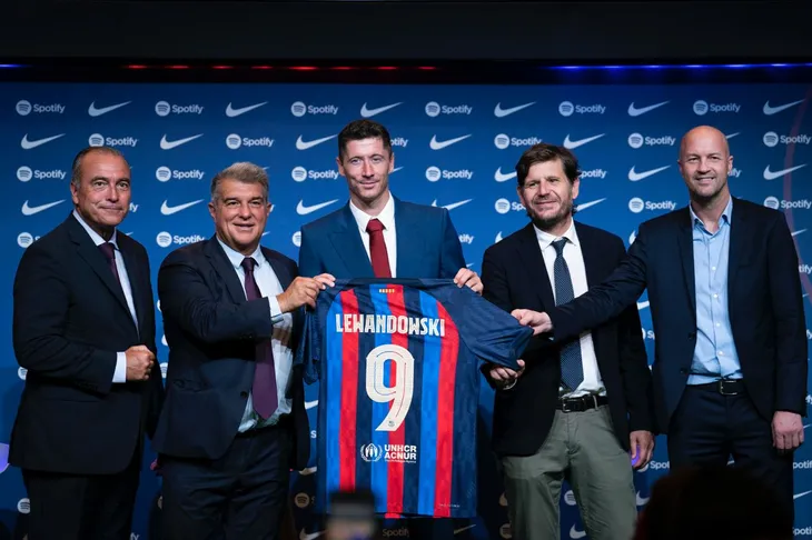 Lewandowski chính thức ra mắt Barcelona, thu hút 45.000 khán giả tới Nou Camp - Ảnh 2. Lewandowski chính thức ra mắt Barcelona, thu hút 45.000 khán giả tới Nou Camp - Ảnh 2.