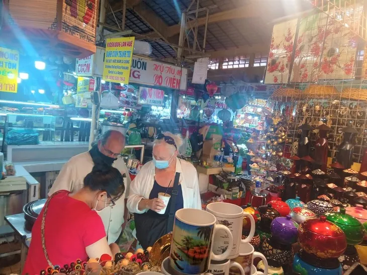 Chợ Bến Thành nhộn nhịp khách quốc tế - Ảnh 1. Chợ Bến Thành nhộn nhịp khách quốc tế - Ảnh 1.