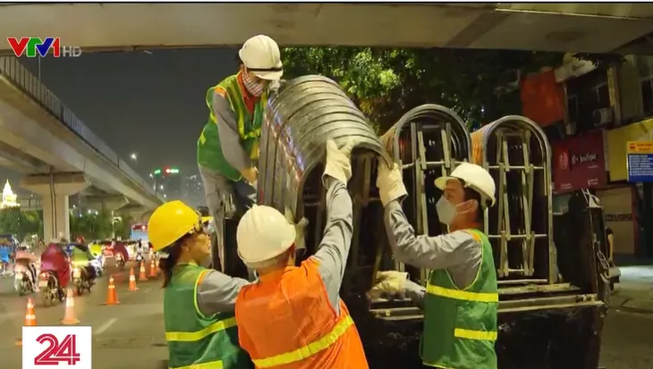 Xuyên đêm lắp đặt dải phân cách cứng trên tuyến đường Nguyễn Trãi - Ảnh 1. Xuyên đêm lắp đặt dải phân cách cứng trên tuyến đường Nguyễn Trãi - Ảnh 1.