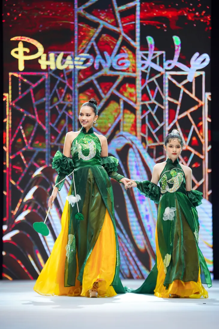 Hoa hậu Ngọc Châu xinh đẹp làm vedette tại show áo dài trên đất Nghệ - Ảnh 5. Hoa hậu Ngọc Châu xinh đẹp làm vedette tại show áo dài trên đất Nghệ - Ảnh 5.