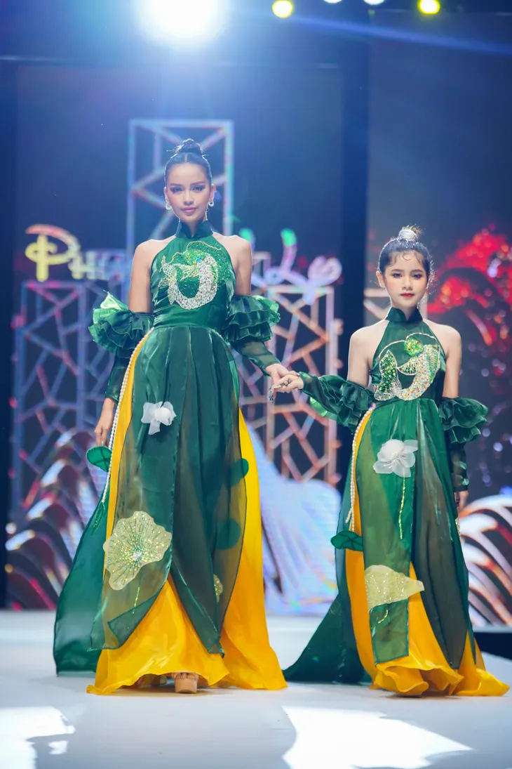 Hoa hậu Ngọc Châu xinh đẹp làm vedette tại show áo dài trên đất Nghệ - Ảnh 4. Hoa hậu Ngọc Châu xinh đẹp làm vedette tại show áo dài trên đất Nghệ - Ảnh 4.