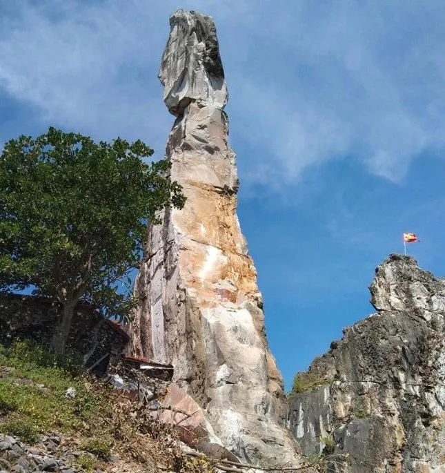 Hòn Vọng Phu ở Thanh Hóa bị sét đánh sạt lở - Ảnh 1. Hòn Vọng Phu ở Thanh Hóa bị sét đánh sạt lở - Ảnh 1.