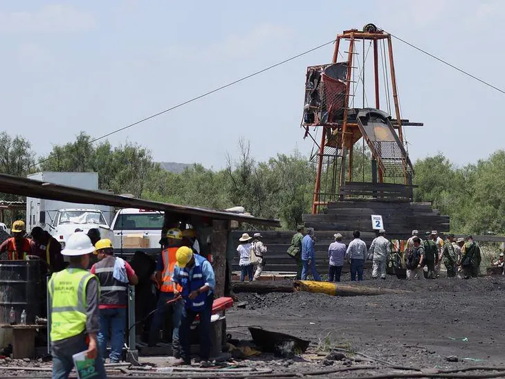 Nỗ lực cứu 10 thợ mỏ Mexico dưới hầm ngập nước - Ảnh 1. Nỗ lực cứu 10 thợ mỏ Mexico dưới hầm ngập nước - Ảnh 1.