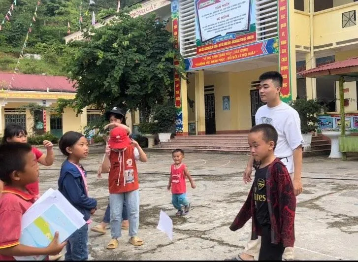 Lớp học Tiếng Anh miễn phí cho trẻ vùng cao Si Ma Cai - Ảnh 2. Lớp học Tiếng Anh miễn phí cho trẻ vùng cao Si Ma Cai - Ảnh 2.