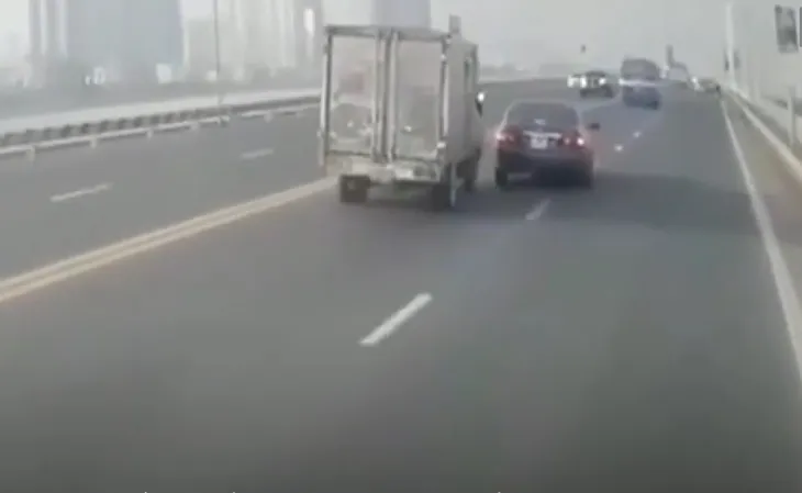 Xe con tạt đầu khiến xe tải lật nghiêng trên cầu Thăng Long - Ảnh 1.