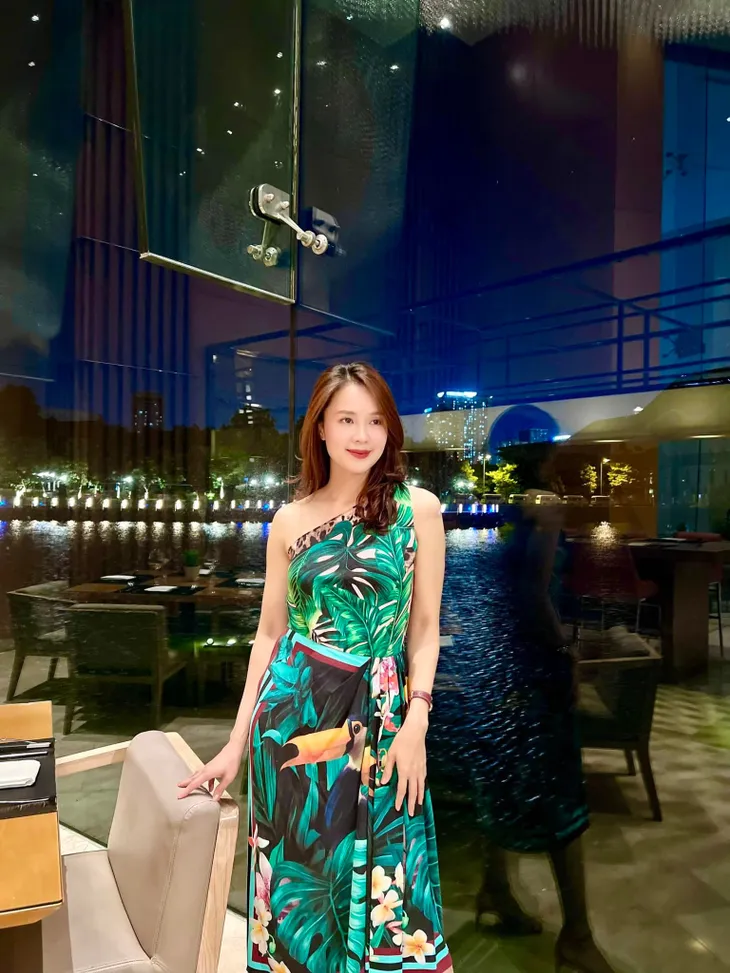 Diễn viên Việt tuần qua: Hồng Diễm diện váy cũ, Mạnh Trường ôm chặt vợ ở trời Tây - Ảnh 2. Diễn viên Việt tuần qua: Hồng Diễm diện váy cũ, Mạnh Trường ôm chặt vợ ở trời Tây - Ảnh 2.