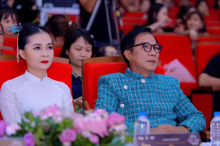 136 mẫu nhí quảng bá Áo dài Việt - Ảnh 10. 136 mẫu nhí quảng bá Áo dài Việt - Ảnh 10.