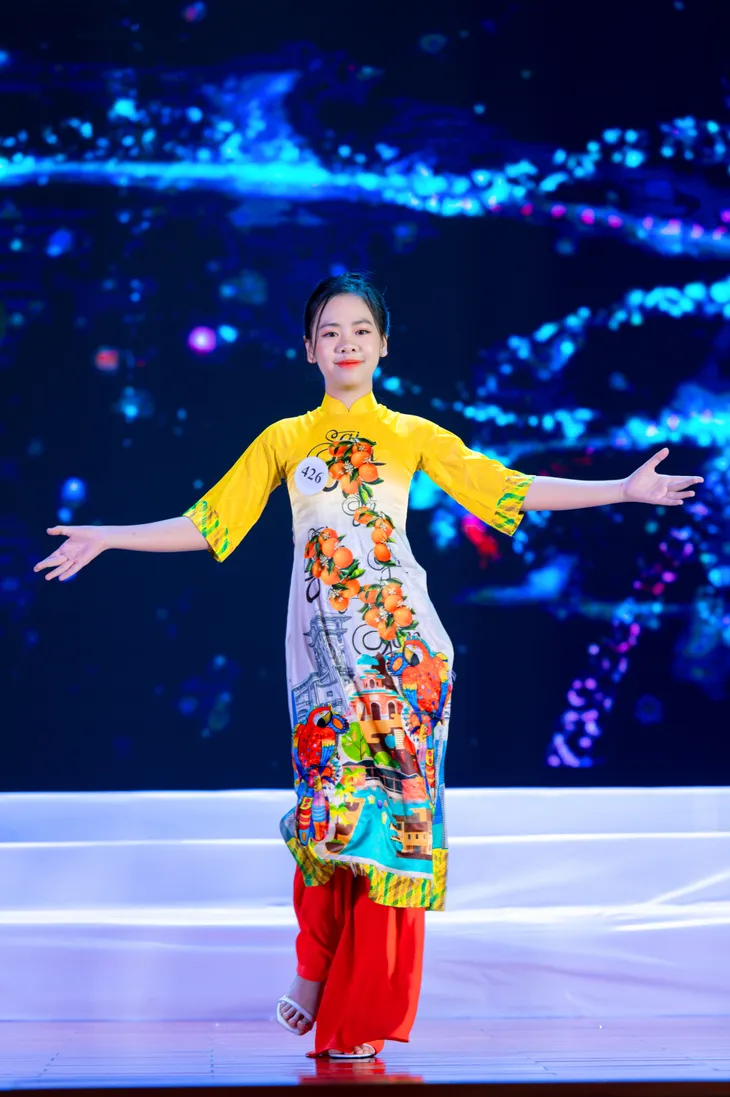 136 mẫu nhí quảng bá Áo dài Việt - Ảnh 7. 136 mẫu nhí quảng bá Áo dài Việt - Ảnh 7.
