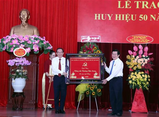 Nguyên Chủ tịch nước Trương Tấn Sang nhận Huy hiệu 50 năm tuổi Đảng - Ảnh 1.