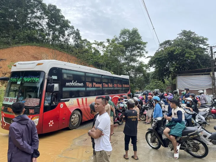 Yên Bái: Mưa lớn gây ngập úng cục bộ trên Quốc lộ 37 - Ảnh 1. Yên Bái: Mưa lớn gây ngập úng cục bộ trên Quốc lộ 37 - Ảnh 1.