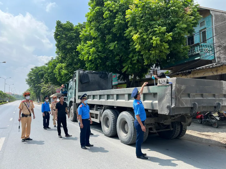 Hà Nội rà soát các doanh nghiệp, cắt bỏ thùng xe cơi nới chở quá tải - Ảnh 1. Hà Nội rà soát các doanh nghiệp, cắt bỏ thùng xe cơi nới chở quá tải - Ảnh 1.
