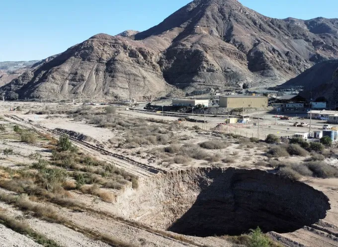 Chile xử lý những người liên quan đến “hố tử thần” khổng lồ gần mỏ đồng - Ảnh 1. Chile xử lý những người liên quan đến “hố tử thần” khổng lồ gần mỏ đồng - Ảnh 1.