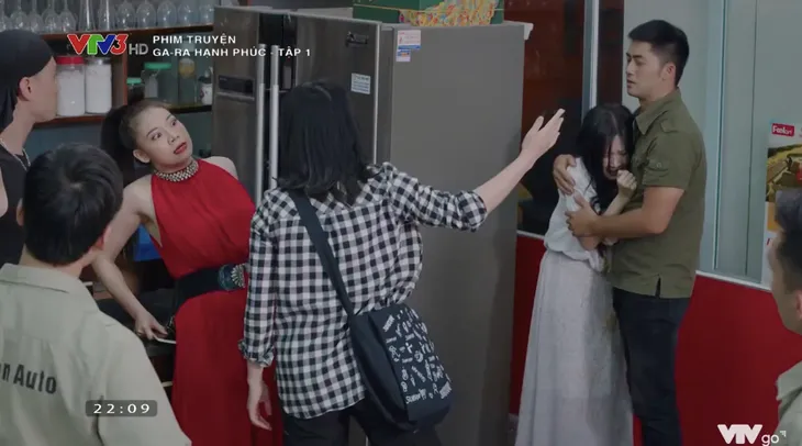 Ga-ra hạnh phúc - Tập 1: Khi Sơn Ca (Quỳnh Kool) chật vật đi xin việc, Quân (Bình An) lại cặp kè nữ đại gia - Ảnh 10. Ga-ra hạnh phúc - Tập 1: Khi Sơn Ca (Quỳnh Kool) chật vật đi xin việc, Quân (Bình An) lại cặp kè nữ đại gia - Ảnh 10.