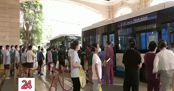 32 nghìn du khách đang mắc kẹt tại Thành phố Tam Á (Trung Quốc) - Ảnh 1. 32 nghìn du khách đang mắc kẹt tại Thành phố Tam Á (Trung Quốc) - Ảnh 1.