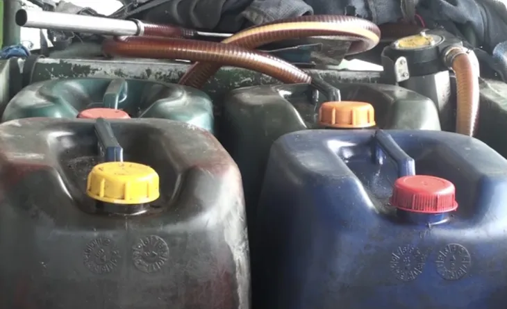 Tài xế xe bồn rút ruột hàng trăm lít dầu Diesel bán kiếm lời - Ảnh 2. Tài xế xe bồn rút ruột hàng trăm lít dầu Diesel bán kiếm lời - Ảnh 2.