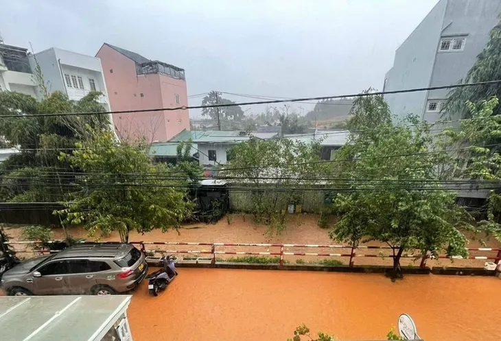 Mưa lớn kéo dài, Đà Lạt chìm trong biển nước - Ảnh 1. Mưa lớn kéo dài, Đà Lạt chìm trong biển nước - Ảnh 1.