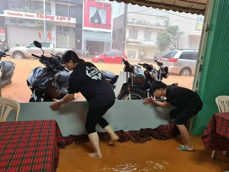 Mưa lớn kéo dài, Đà Lạt chìm trong biển nước - Ảnh 2. Mưa lớn kéo dài, Đà Lạt chìm trong biển nước - Ảnh 2.