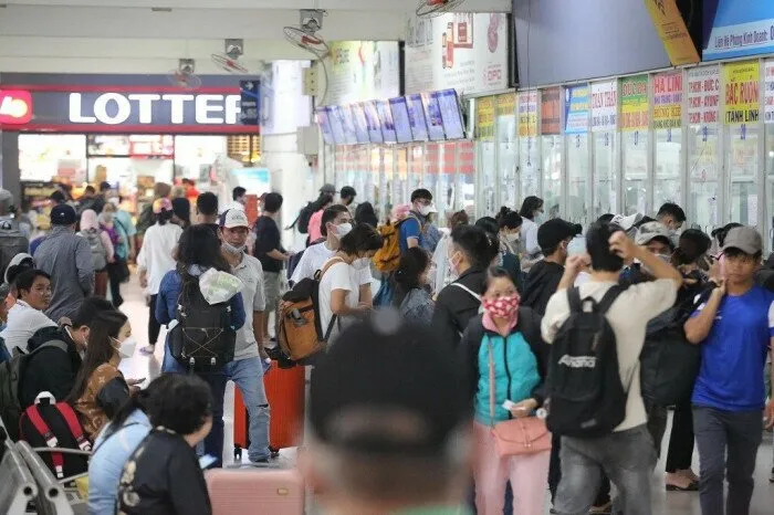 Nghỉ lễ 2/9, người dân đổ về các cửa ngõ TP Hồ Chí Minh - Ảnh 8. Nghỉ lễ 2/9, người dân đổ về các cửa ngõ TP Hồ Chí Minh - Ảnh 8.