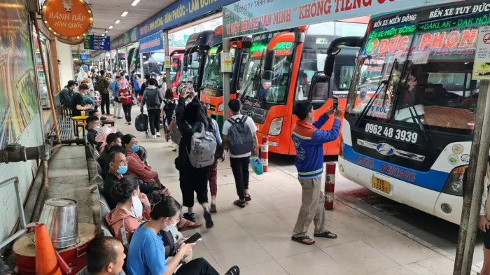 Nghỉ lễ 2/9, người dân đổ về các cửa ngõ TP Hồ Chí Minh - Ảnh 7. Nghỉ lễ 2/9, người dân đổ về các cửa ngõ TP Hồ Chí Minh - Ảnh 7.