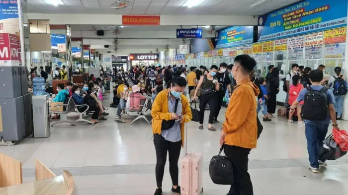 Nghỉ lễ 2/9, người dân đổ về các cửa ngõ TP Hồ Chí Minh - Ảnh 6. Nghỉ lễ 2/9, người dân đổ về các cửa ngõ TP Hồ Chí Minh - Ảnh 6.