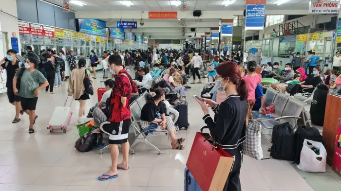 Nghỉ lễ 2/9, người dân đổ về các cửa ngõ TP Hồ Chí Minh - Ảnh 5. Nghỉ lễ 2/9, người dân đổ về các cửa ngõ TP Hồ Chí Minh - Ảnh 5.